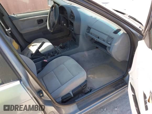 1994 BMW 3 Series с VIN WBACA5324RFG10398, выставлен на аукционе IAAI как лот 43429143 с пробегом Не указан миль и . История ставок и продаж доступна на DreamBid. Изображение 5.