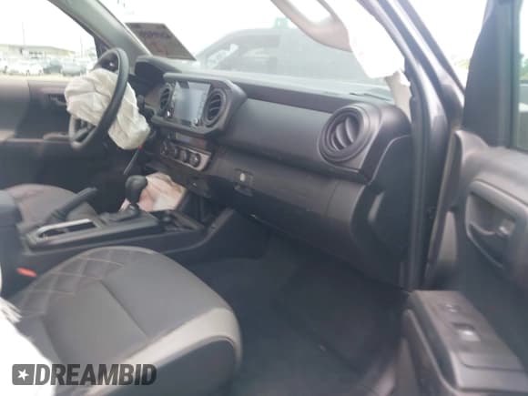 ✅ 2023 Toyota Tacoma SR • VIN: 3TYCZ5AN5PT144908 • Lot: 42895475. Wystawiony na IAAI z przebiegiem 21 894 mil. Bezpłatny archiwum sprzedaży aukcyjnych z USA i szczegółowy raport historii pojazdu na DreamBid. Zdjęcie 5.