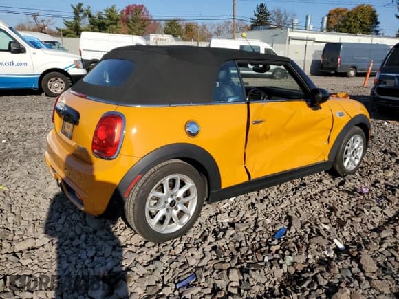 ✅ 2016 MINI Convertible S • VIN: WMWWG9C52G3C22260 • Lot: 81069524. Listed on Copart with 30,969 mi. Free auction sales archive from the USA and detailed vehicle history report at DreamBid. Image 3.