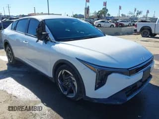 ✅ 2025 Kia K4 EX • VIN: 3KPFU4DEXSE040043 • Lot: 43153560. Wystawiony na IAAI z przebiegiem 8 610 mil. Bezpłatny archiwum sprzedaży aukcyjnych z USA i szczegółowy raport historii pojazdu na DreamBid. Zdjęcie 1.