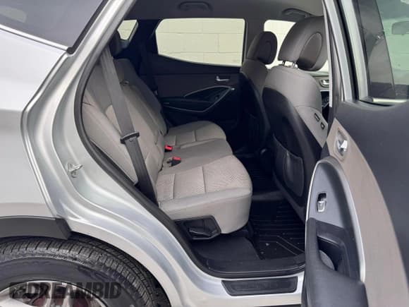 ✅ 2018 Hyundai Santa Fe 2.4L • VIN: 5XYZT3LB6JG565927 • Лот: 92522215. Опубликован ранее на Copart с пробегом 116 009 миль. Бесплатный доступ к архиву аукционных продаж из США и подробный отчёт об истории автомобиля на DreamBid. Изображение 6.