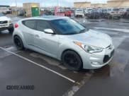 ✅ 2013 Hyundai Veloster w/Black Int • VIN: KMHTC6AD4DU163477 • Lot: 43326835. Wystawiony na IAAI z przebiegiem 109 212 mil. Bezpłatny archiwum sprzedaży aukcyjnych z USA i szczegółowy raport historii pojazdu na DreamBid. Zdjęcie 1.