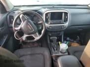 ✅ 2015 GMC Canyon 2WD SLE • VIN: 1GTH5BEA2F1131855 • Lot: 83924504. Wystawiony na Copart z przebiegiem Nie podano. Bezpłatny archiwum sprzedaży aukcyjnych z USA i szczegółowy raport historii pojazdu na DreamBid. Zdjęcie 8.