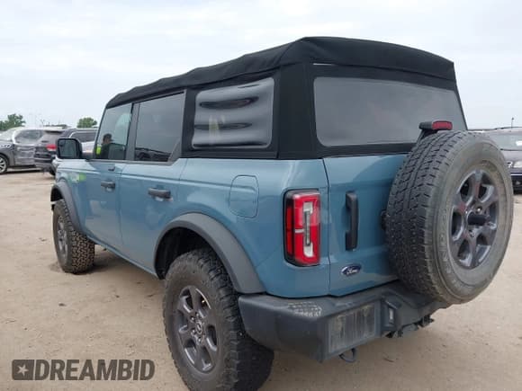 ✅ 2021 Ford Bronco • VIN: 1FMDE5BH3MLB02590 • Lot: 42776103. Wystawiony na IAAI z przebiegiem 131 225 mil. Bezpłatny archiwum sprzedaży aukcyjnych z USA i szczegółowy raport historii pojazdu na DreamBid. Zdjęcie 3.