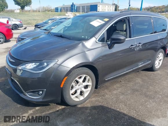 ✅ 2017 Chrysler Pacifica Touring L • VIN: 2C4RC1BG3HR708789 • Lot: 43592303. Wystawiony na IAAI z przebiegiem 78 581 mil. Bezpłatny archiwum sprzedaży aukcyjnych z USA i szczegółowy raport historii pojazdu na DreamBid. Zdjęcie 2.