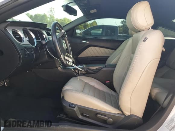 ✅ 2014 Ford Mustang V6 • VIN: 1ZVBP8AM1E5287148 • Лот: 71743635. Опубликован ранее на Copart с пробегом 87 814 миль. Бесплатный доступ к архиву аукционных продаж из США и подробный отчёт об истории автомобиля на DreamBid. Изображение 7.