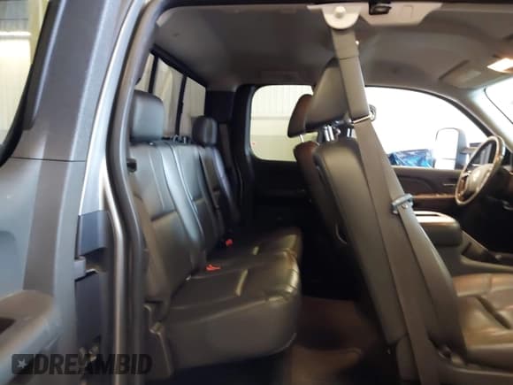 ✅ 2008 Chevrolet Silverado 2500HD 1LT • VIN: 1GCHK29698E176379 • Lot: 41808600. Wystawiony na IAAI z przebiegiem 182 610 mil. Bezpłatny archiwum sprzedaży aukcyjnych z USA i szczegółowy raport historii pojazdu na DreamBid. Zdjęcie 8.