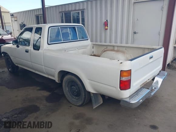 ✅ 1990 Toyota Pickup • VIN: JT4VN93D3L5007980 • Lot: 43633290. Listed on IAAI with 252,185 mi. Free auction sales archive from the USA and detailed vehicle history report at DreamBid. Image 3.