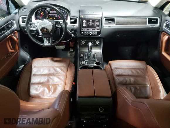 ✅ 2017 Volkswagen Touareg Executive • VIN: WVGGF7BP5HD001497 • Lot: 39641554. Listed on Copart with 81,525 mi. Free auction sales archive from the USA and detailed vehicle history report at DreamBid. Image 8.