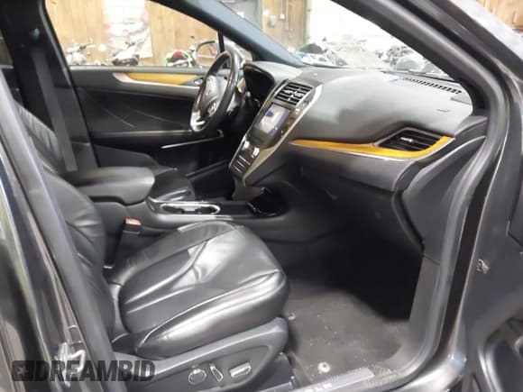 ✅ 2019 Lincoln MKC Reserve • VIN: 5LMCJ3D96KUL49964 • Lot: 43191254. Wystawiony na IAAI z przebiegiem 77 324 mil. Bezpłatny archiwum sprzedaży aukcyjnych z USA i szczegółowy raport historii pojazdu na DreamBid. Zdjęcie 5.