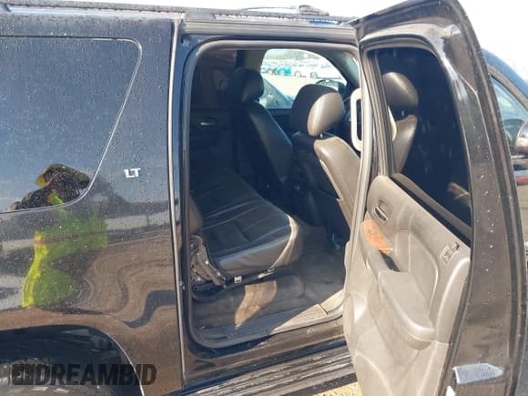 ✅ 2010 Chevrolet Suburban LT • VIN: 1GNUKJE30AR225673 • Lot: 43331437. Listed on IAAI with 247,098 mi. Free auction sales archive from the USA and detailed vehicle history report at DreamBid. Image 8.