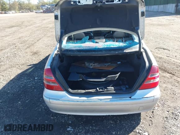 ✅ 2004 Mercedes-Benz E 500 • VIN: WDBUF70JX4A600606 • Lot: 43424068. Wystawiony na IAAI z przebiegiem Nie podano. Bezpłatny archiwum sprzedaży aukcyjnych z USA i szczegółowy raport historii pojazdu na DreamBid. Zdjęcie 6.