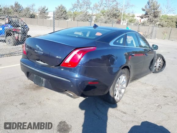 ✅ 2015 Jaguar XJ • VIN: SAJWA1CZ8F8V82299 • Lot: 40586325. Wystawiony na IAAI z przebiegiem Nie podano. Bezpłatny archiwum sprzedaży aukcyjnych z USA i szczegółowy raport historii pojazdu na DreamBid. Zdjęcie 4.