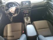 ✅ 2018 Hyundai Kona SEL • VIN: KM8K6CAA6JU085609 • Лот: 71404684. Опубликован ранее на Copart с пробегом 79 610 миль. Бесплатный доступ к архиву аукционных продаж из США и подробный отчёт об истории автомобиля на DreamBid. Изображение 8.