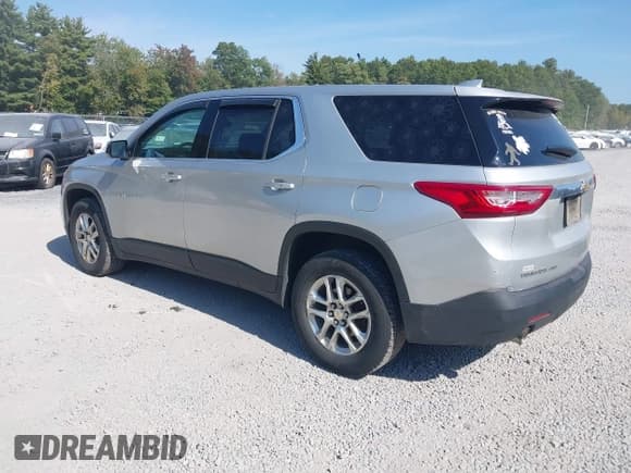 ✅ 2018 Chevrolet Traverse LS • VIN: 1GNEVFKW1JJ283913 • Lot: 43260697. Wystawiony na IAAI z przebiegiem 135 491 mil. Bezpłatny archiwum sprzedaży aukcyjnych z USA i szczegółowy raport historii pojazdu na DreamBid. Zdjęcie 3.