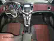 2014 Chevrolet Cruze 1LT z VIN 1G1PC5SB7E7419438, wystawiony jako Copart lot #62817625 z przebiegiem 138 033 mil mil oraz Szkoda całkowita • Salvage title. Historia ofert i sprzedaży dostępna na DreamBid. Obrazek 8.