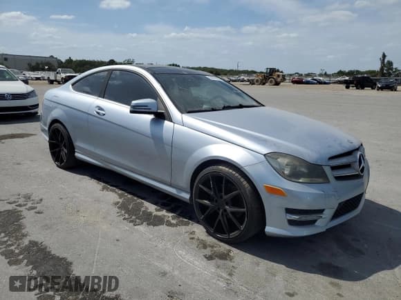 ✅ 2013 Mercedes-Benz C 250 • VIN: WDDGJ4HB0DF995087 • Лот: 54379365. Опубликован ранее на Copart с пробегом 104 348 миль. Бесплатный доступ к архиву аукционных продаж из США и подробный отчёт об истории автомобиля на DreamBid. Изображение 4.