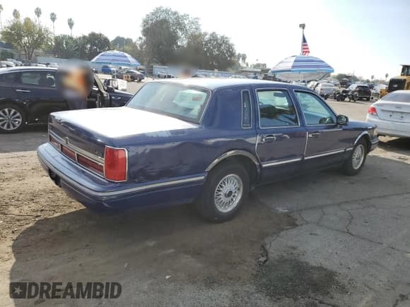 ✅ 1995 Lincoln Town Car Signature • VIN: 1LNLM82W5SY689342 • Lot: 83233784. Wystawiony na Copart z przebiegiem 160 801 mil. Bezpłatny archiwum sprzedaży aukcyjnych z USA i szczegółowy raport historii pojazdu na DreamBid. Zdjęcie 3.