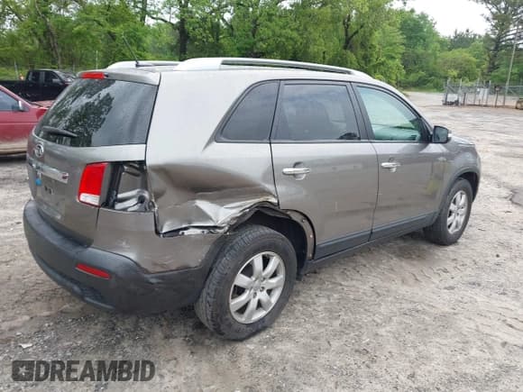✅ 2013 Kia Sorento LX • VIN: 5XYKT3A68DG386493 • Lot: 42102477. Listed on IAAI with 196,351 mi. Free auction sales archive from the USA and detailed vehicle history report at DreamBid. Image 4.