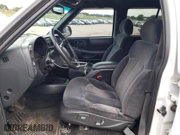 2001 Chevrolet Blazer LT with VIN 1GNDT13W412151483, listed as a Copart auction lot 68487844 with 135,205 mi miles and Salvage title. Bid and sale history available at DreamBid. Image 7.