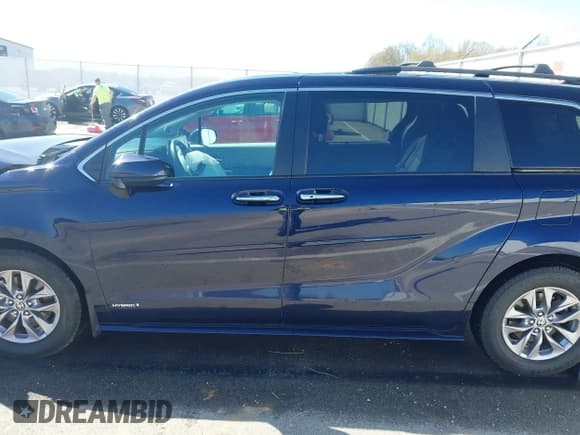 ✅ 2021 Toyota Sienna XLE • VIN: 5TDJRKEC2MS023873 • Lot: 42007925. Listed on IAAI with 75,909 mi. Free auction sales archive from the USA and detailed vehicle history report at DreamBid. Image 14.
