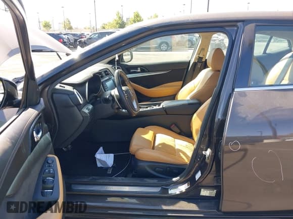 ✅ 2016 Nissan Maxima Platinum • VIN: 1N4AA6AP3GC383673 • Lot: 40278356. Listed on IAAI with 116,458 mi. Free auction sales archive from the USA and detailed vehicle history report at DreamBid. Image 5.