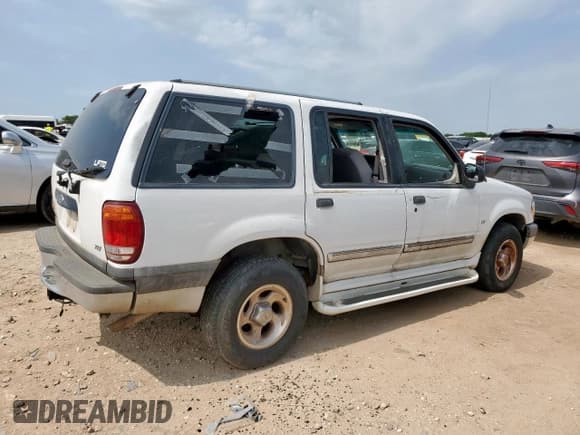 ✅ 2001 Ford Explorer XLT • VIN: 1FMZU63PX1ZA30705 • Lot: 57918865. Listed on Copart with 233,418 mi. Free auction sales archive from the USA and detailed vehicle history report at DreamBid. Image 3.