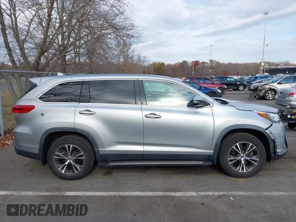 ✅ 2019 Toyota Highlander LE • VIN: 5TDBZRFH8KS999564 • Lot: 43672855. Wystawiony na IAAI z przebiegiem 68 493 mil. Bezpłatny archiwum sprzedaży aukcyjnych z USA i szczegółowy raport historii pojazdu na DreamBid. Zdjęcie 12.