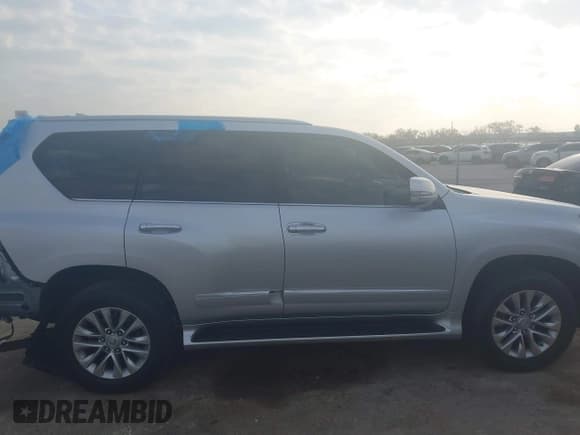 ✅ 2018 Lexus GX 460 Premium • VIN: JTJBM7FX8J5204251 • Lot: 43739027. Wystawiony na IAAI z przebiegiem 105 685 mil. Bezpłatny archiwum sprzedaży aukcyjnych z USA i szczegółowy raport historii pojazdu na DreamBid. Zdjęcie 13.