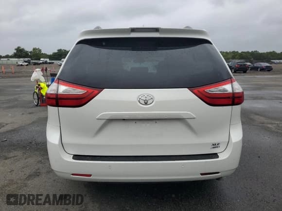 ✅ 2018 Toyota Sienna XLE • VIN: 5TDDZ3DC6JS189989 • Lot: 68897365. Listed on Copart with 81,013 mi. Free auction sales archive from the USA and detailed vehicle history report at DreamBid. Image 6.