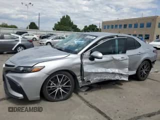 2021 Toyota Camry Hybrid SE z VIN 4T1G31AK6MU548493, wystawiony jako Copart lot #65926785 z przebiegiem 121 324 mil mil oraz Szkoda całkowita • Salvage title. Historia ofert i sprzedaży dostępna na DreamBid. Obrazek 1.