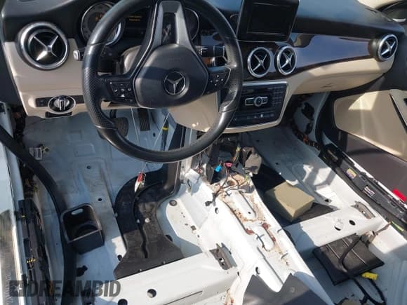 ✅ 2015 Mercedes-Benz GLA 250 • VIN: WDCTG4EB3FJ152720 • Lot: 42823841. Wystawiony na IAAI z przebiegiem 107 824 mil. Bezpłatny archiwum sprzedaży aukcyjnych z USA i szczegółowy raport historii pojazdu na DreamBid. Zdjęcie 17.