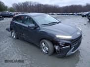 ✅ 2022 Hyundai Kona SE • VIN: KM8K2CAB5NU863229 • Лот: 40303814. Опубликован ранее на Copart с пробегом 20 499 миль. Бесплатный доступ к архиву аукционных продаж из США и подробный отчёт об истории автомобиля на DreamBid. Изображение 4.