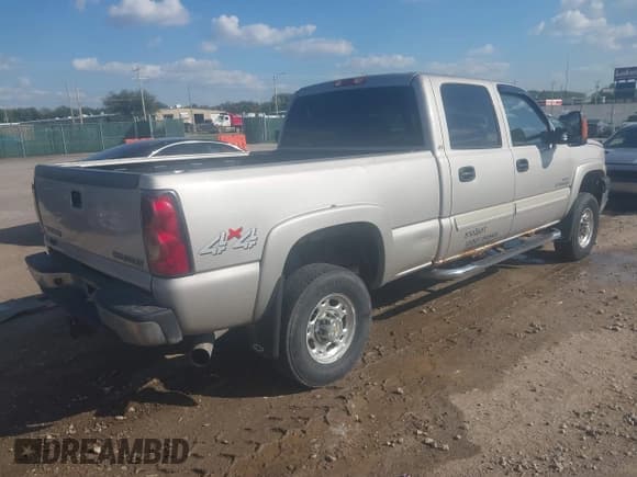 ✅ 2005 Chevrolet Silverado 2500HD LS • VIN: 1GCHK23285F818246 • Lot: 43292468. Wystawiony na IAAI z przebiegiem 255 783 mil. Bezpłatny archiwum sprzedaży aukcyjnych z USA i szczegółowy raport historii pojazdu na DreamBid. Zdjęcie 4.