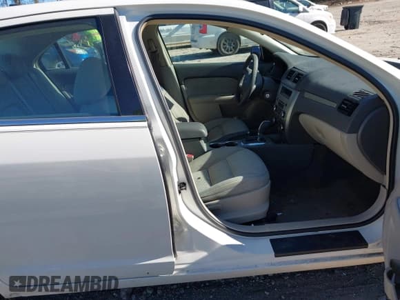 ✅ 2010 Ford Fusion SE • VIN: 3FAHP0HA6AR424074 • Lot: 43719312. Wystawiony na IAAI z przebiegiem 177 121 mil. Bezpłatny archiwum sprzedaży aukcyjnych z USA i szczegółowy raport historii pojazdu na DreamBid. Zdjęcie 5.