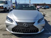 ✅ 2025 Lexus ES 300h • VIN: 58ADA1C17SU057661 • Лот: 56071825. Опубликован ранее на Copart с пробегом 4 537 миль. Бесплатный доступ к архиву аукционных продаж из США и подробный отчёт об истории автомобиля на DreamBid. Изображение 5.