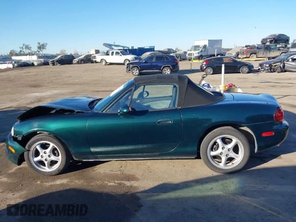 ✅ 2001 Mazda MX-5 Miata • VIN: JM1NB353710205398 • Lot: 41356329. Listed on IAAI with 126,680 mi. Free auction sales archive from the USA and detailed vehicle history report at DreamBid. Image 14.
