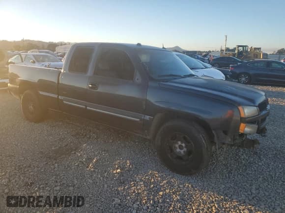 ✅ 2004 Chevrolet Silverado 1500 LS • VIN: 2GCEC19T441221823 • Lot: 90898935. Wystawiony na Copart z przebiegiem 241 158 mil. Bezpłatny archiwum sprzedaży aukcyjnych z USA i szczegółowy raport historii pojazdu na DreamBid. Zdjęcie 4.