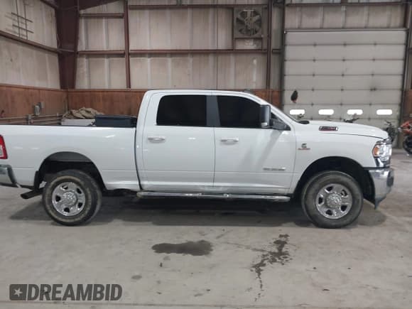 ✅ 2022 Ram 2500 Big Horn • VIN: 3C6UR5DL6NG436791 • Lot: 42287288. Wystawiony na IAAI z przebiegiem 62 207 mil. Bezpłatny archiwum sprzedaży aukcyjnych z USA i szczegółowy raport historii pojazdu na DreamBid. Zdjęcie 14.