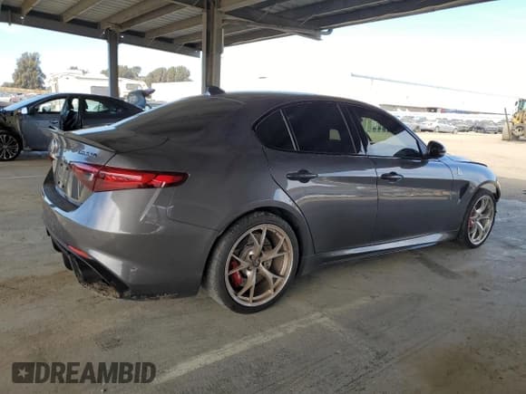 ✅ 2021 Alfa Romeo Giulia Quadrifoglio • VIN: ZARFAMEV5M7646074 • Lot: 46932545. Wystawiony na Copart z przebiegiem 21 797 mil. Bezpłatny archiwum sprzedaży aukcyjnych z USA i szczegółowy raport historii pojazdu na DreamBid. Zdjęcie 3.
