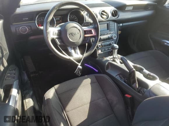 ✅ 2015 Ford Mustang V6 • VIN: 1FATP8EM9F5383134 • Lot: 71799355. Wystawiony na Copart z przebiegiem 85 252 mil. Bezpłatny archiwum sprzedaży aukcyjnych z USA i szczegółowy raport historii pojazdu na DreamBid. Zdjęcie 8.