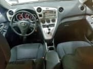 ✅ 2009 Toyota Matrix S • VIN: 2T1KE40E39C010134 • Лот: 93618575. Опубликован ранее на Copart с пробегом 138 107 миль. Бесплатный доступ к архиву аукционных продаж из США и подробный отчёт об истории автомобиля на DreamBid. Изображение 8.