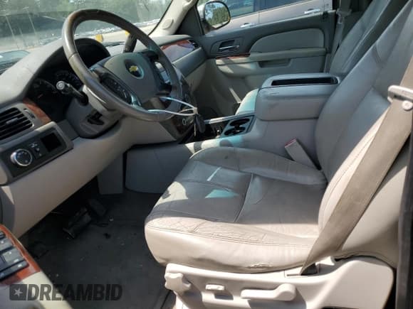 ✅ 2010 Chevrolet Suburban LT • VIN: 1GNUCJE08AR282271 • Lot: 69958304. Wystawiony na Copart z przebiegiem 252 836 mil. Bezpłatny archiwum sprzedaży aukcyjnych z USA i szczegółowy raport historii pojazdu na DreamBid. Zdjęcie 7.