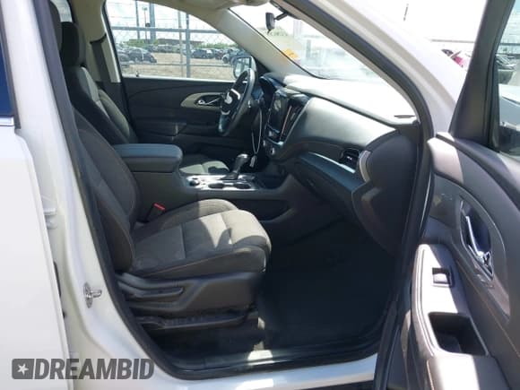 ✅ 2019 Chevrolet Traverse LT Cloth • VIN: 1GNERGKW9KJ201082 • Lot: 43286205. Wystawiony na IAAI z przebiegiem 101 797 mil. Bezpłatny archiwum sprzedaży aukcyjnych z USA i szczegółowy raport historii pojazdu na DreamBid. Zdjęcie 5.