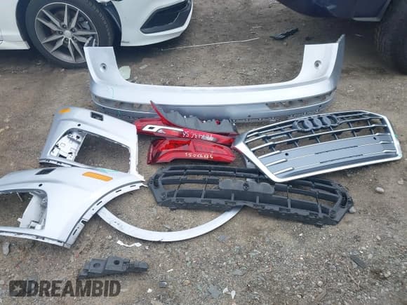 ✅ 2018 Audi Q5 Premium Plus • VIN: WA1BNAFY9J2025914 • Lot: 42743056. Listed on IAAI with 104,771 mi. Free auction sales archive from the USA and detailed vehicle history report at DreamBid. Image 12.