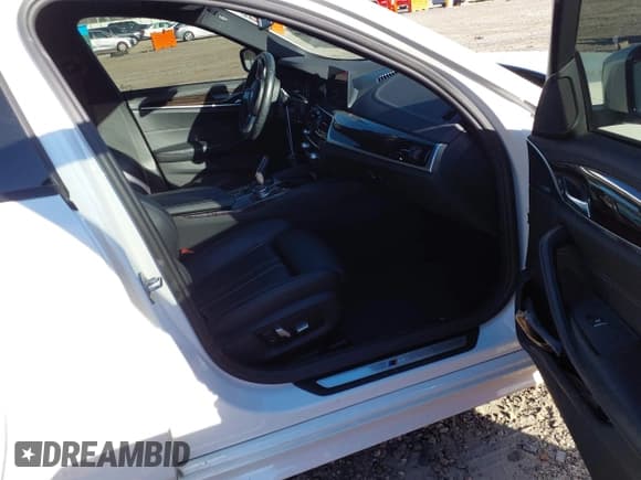 ✅ 2017 BMW 5 Series 540i • VIN: WBAJE5C36HG915721 • Лот: 41668219. Опубликован ранее на IAAI с пробегом 161 463 миль. Бесплатный доступ к архиву аукционных продаж из США и подробный отчёт об истории автомобиля на DreamBid. Изображение 5.