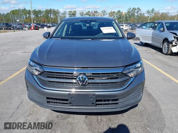 ✅ 2024 Volkswagen Jetta S • VIN: 3VW5M7BU9RM084099 • Lot: 43398298. Wystawiony na IAAI z przebiegiem 9 021 mil. Bezpłatny archiwum sprzedaży aukcyjnych z USA i szczegółowy raport historii pojazdu na DreamBid. Zdjęcie 12.