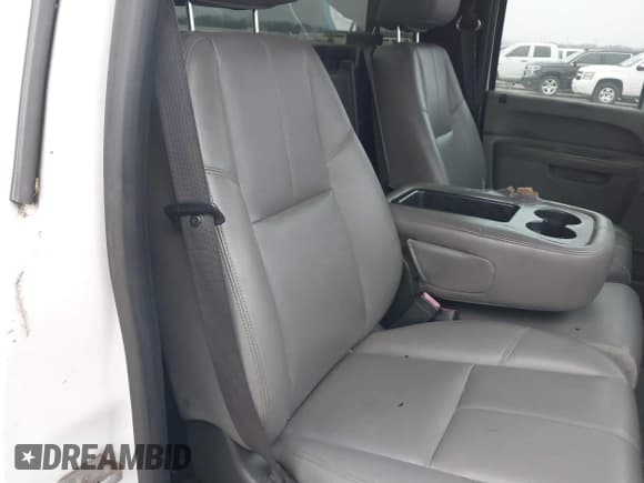 ✅ 2012 Chevrolet Silverado 2500HD Work Truck • VIN: 1GB0CVCG3CF144998 • Lot: 41381779. Wystawiony na IAAI z przebiegiem 356 380 mil. Bezpłatny archiwum sprzedaży aukcyjnych z USA i szczegółowy raport historii pojazdu na DreamBid. Zdjęcie 7.