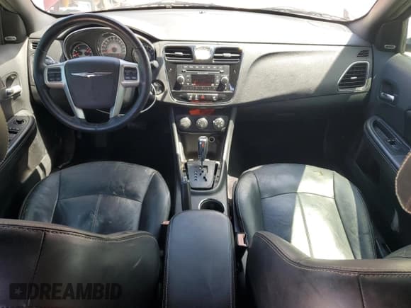 ✅ 2013 Chrysler 200 Limited • VIN: 1C3CCBCGXDN573204 • Лот: 59960545. Опубликован ранее на Copart с пробегом 106 457 миль. Бесплатный доступ к архиву аукционных продаж из США и подробный отчёт об истории автомобиля на DreamBid. Изображение 8.