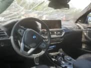 ✅ 2024 BMW X3 sDrive30i • VIN: WBX47DP09RN299159 • Lot: 57328645. Wystawiony na Copart z przebiegiem Nie podano. Bezpłatny archiwum sprzedaży aukcyjnych z USA i szczegółowy raport historii pojazdu na DreamBid. Zdjęcie 8.